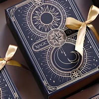 Cartes de tarot éducatives et de divertissement personnalisées avec boîte rigide magnétique |   Papier noir avec estampage à chaud doré pour la lecture des cartes de tarot