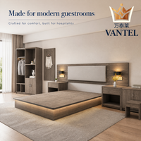 Ensemble de mobilier de chambre d'hôtel moderne sur mesure : lit, armoire, bureau, table de chevet et porte-manteau pour projets d'hôtellerie