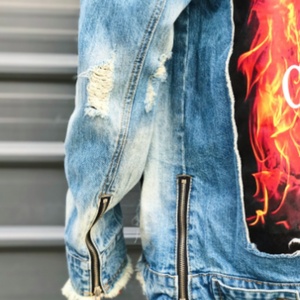 Vestes en jean déchirées personnalisées pour hommes, style hip-hop américain, avec imprimé flamme et fermeture éclair, vente en gros - Product Image 4