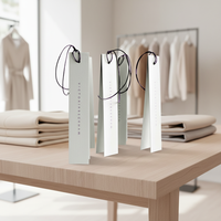Étiquettes suspendues personnalisées en vinyle blanc imperméable pour vêtements, design minimaliste violet imprimé, étiquettes d'emballage avec cordon élastique