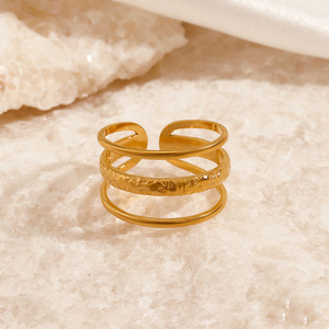 <span class=keywords><strong>Anello</strong></span> Aperto Minimalista Impilabile in Acciaio Inossidabile 304 Placcato Oro con Texture Martellata a Tre Strati per Donna - Product Image 5