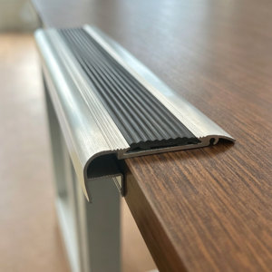 Profilé d'escalier en aluminium Fuxin avec insert antidérapant en PVC et caoutchouc, garantie 1 an, pour la protection des bords d'escalier, design moderne - Product Image 4
