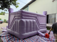 Structure gonflable commerciale blanche pour événements, avec toboggan sportif et équipement de divertissement