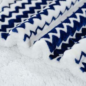 Manta de forro polar Sherpa suave tamaño Queen, mantas ligeras y acogedoras con patrón de ondas decorativas adecuadas para uso en todas las estaciones - Product Image 6