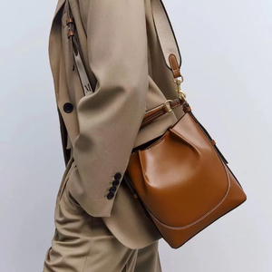 BLL0070 Borsa a Secchiello Portatile da Donna in Pelle PU Marrone Stile Coreano di Lusso con Tracolla a Fibbia - Product Image 1