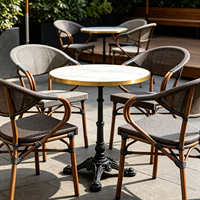 Ensemble table et chaises de bistrot d'extérieur, plateau rond en marbre avec fauteuils en rotin à bord doré pour café, terrasse, usage extérieur