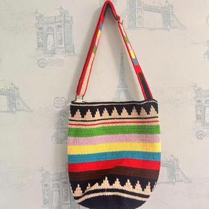 Sac fourre-tout à bandoulière en crochet fait main pour femme, accessoire de mode avec motif floral et design de panier tricoté personnalisé - Product Image 5