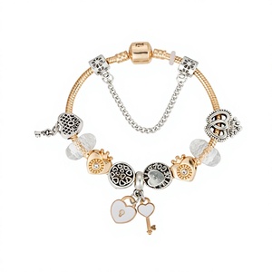 Pulsera de dijes chapada en oro con corazón, llave y corona para mujer, joyería de aniversario, la mejor. - Product Image 4