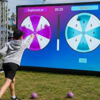 Jeu interactif de la roue des prix, jeu de mur de balles, solution tout-en-un pour la location d'événements, activation de marque, équipement de terrain de jeux intérieur FEC