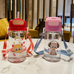 Botella de agua infantil de dibujos animados con pajita y correa, libre de BPA, de plástico, para uso escolar y al aire libre. - Product Image 1