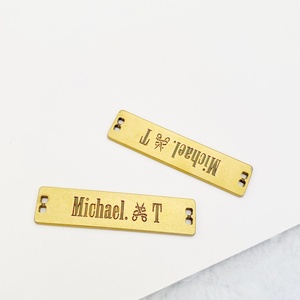 ออกแบบโลโก้โลหะตามสั่ง ป้ายชื่อแบรนด์ ป้ายติดเสื้อผ้า ปราศจากนิกเกิล สีทองหรือสีตามสั่ง สไตล์แฟชั่นสำหรับเย็บติดเสื้อผ้า - Product Image 3