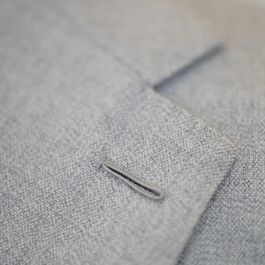 Trajes a Medida, Suministro Directo de Fábrica, Personalización Individual, <span class=keywords><strong>Traje</strong></span> <span class=keywords><strong>Gris</strong></span> Claro 100% Lana con Solapa Hecha a Mano para <span class=keywords><strong>Hombre</strong></span> - Product Image 4