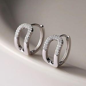 Orecchini a Cerchio E3460 in Oro Bianco con Diamanti Pavé, Design Geometrico Unisex, Gioielli Classici alla Moda - Product Image 4