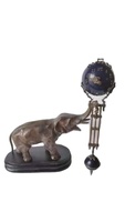 Horloge à bras oscillant avec mécanisme en laiton, mouvement de 72 heures, boule en cobalt bleu de 4 pouces, motif statue antique en bronze d'une élégante dame