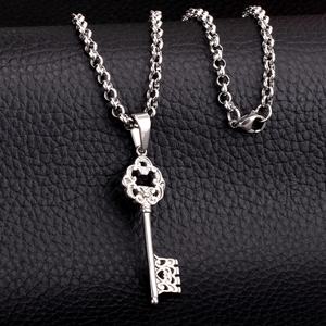 Collar Clásico con Colgante de Llave de Acero Inoxidable y Circonita Cúbica - Product Image 4