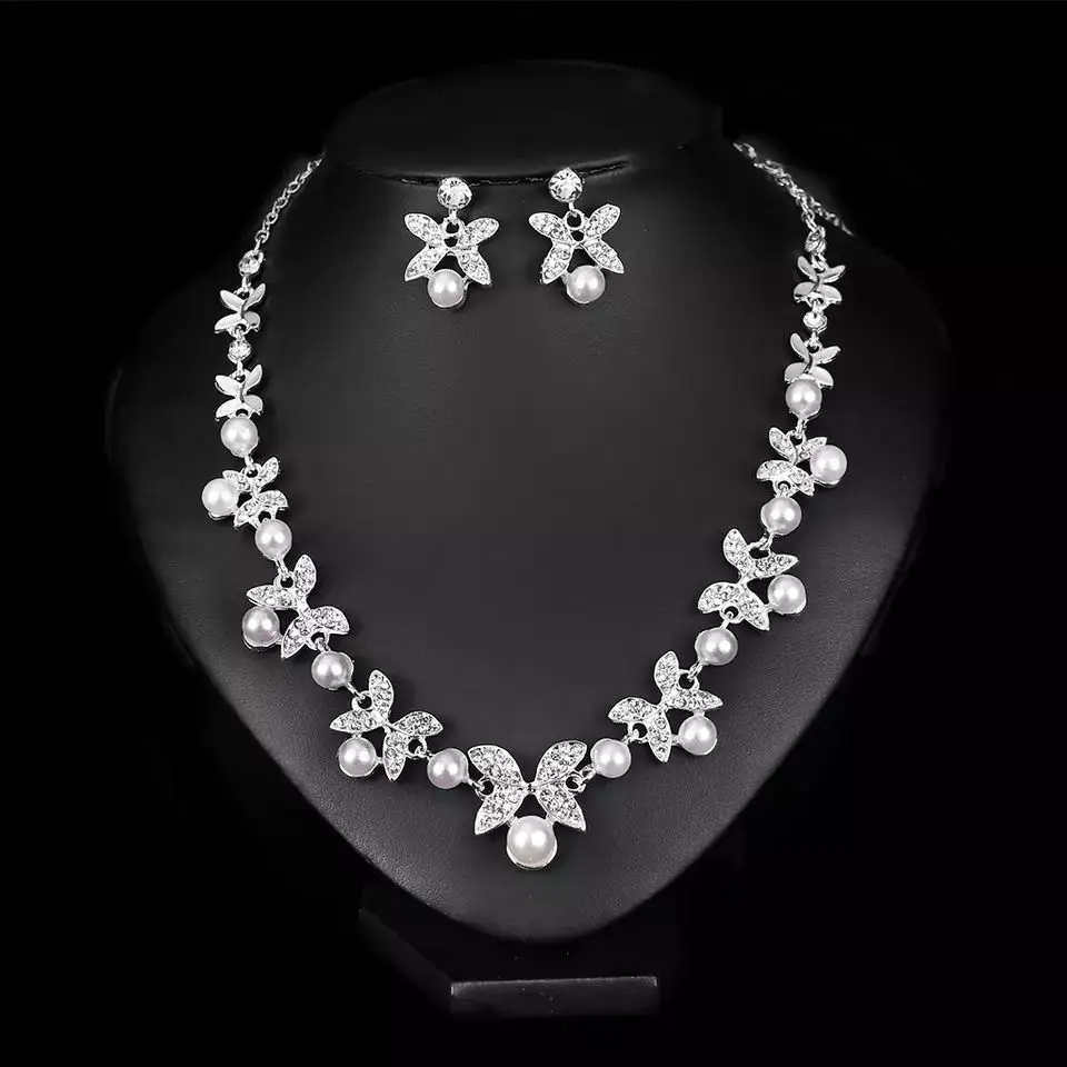 China Lieferant Großhandel Charms Vier blättriges Kleeblatt Anhänger Kristall Phantasie Perle Schmetterling Halskette Ohrringe Frauen Prom Schmuck Sets