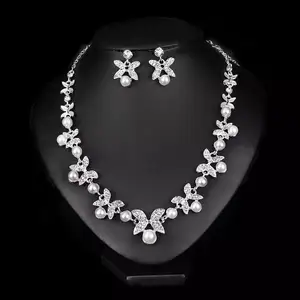 China Supplier Wholesale Charms Four Leaf Clover Pendant Crystal Fancy Pearl Butterfly Necklace Earrings Women Prom Jewelry Sets