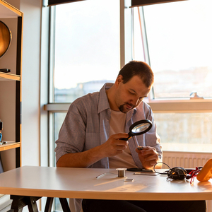 مكبر يدوي صغير محمول 2X مع 3 مصابيح LED للقراءة والإضاءة - Product Image 6