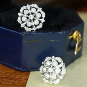 Orecchini a Perno con Fiore Traforato per Donne, Gioielli per Orecchie Floreali e Alla Moda - Product Image 6