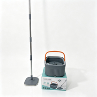 Ensemble serpillière plate et seau essoreur avec manche télescopique en acier inoxydable, système mains libres et tampon en microfibre pour le nettoyage domestique
