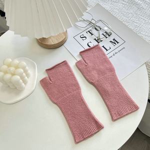 Guantes de punto de <span class=keywords><strong>medio</strong></span> Dedo de Color sólido Guantes de punto personalizados elásticos suaves <span class=keywords><strong>y</strong></span> cálidos Mitones para <span class=keywords><strong>hombres</strong></span> <span class=keywords><strong>y</strong></span> mujeres - Product Image 2