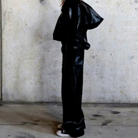 Ensemble en cuir PU noir pour homme, style motard, avec veste zippée, pantalon oversize en cuir à effet superposé, coupe courte et ample, et broderie, idéal pour le cyclisme