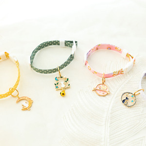 Collier réglable multicolore pour chien et chat, élégant pendentif étoile/lune/chat en métal, tissu souple, design floral, libération rapide pour animaux de compagnie - Product Image 1