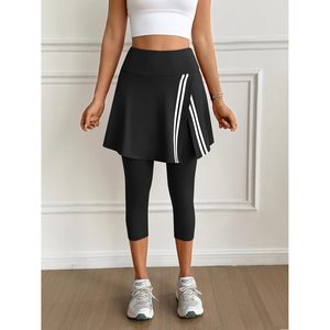 Leggings personnalisés pour femmes avec jupe intégrée, capris et poches, pour le tennis, le golf, le pickleball et les activités sportives - Product Image 3