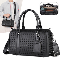 Sac bowling en cuir noir à clous et clous décoratifs, avec bandoulière réglable et amovible, poignées supérieures et pieds métalliques, style punk