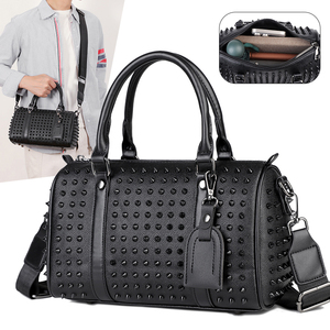 Borsa <span class=keywords><strong>da</strong></span> <span class=keywords><strong>bowling</strong></span> in pelle nera con borchie a punta, tracolla regolabile e rimovibile, manici superiori e piedini in metallo, stile punk - Product Image 1