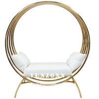 Canapé deux places en cuir blanc avec assise double, design en acier inoxydable et cercle lunaire pour hôtels, salles à manger et mariages