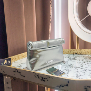 도매 OEM 패션 은빛 PU 가죽 메이크업 가방 사용자 정의 로고 롤업 자석 폐쇄 아름다움 파우치 방수 PU 화장품 가방 - Product Image 6