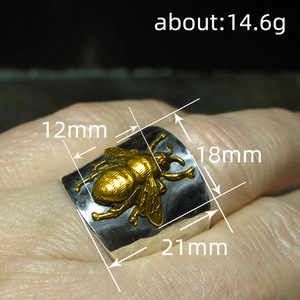 Anello Vintage Martellato Bicolore con Motivo a Insetto, Fascia Larga, Gioiello Unisex di Tendenza - Product Image 5