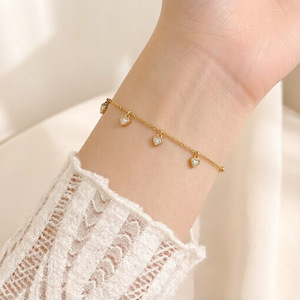 Chaîne de cheville en acier inoxydable en forme de cœur dorée, tendance pour femmes, chaîne de cheville avec pendentif cœur en zircon multiples, vente en gros - Product Image 2