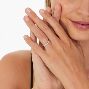 Anillo Curvo de Diamante Moissanite, Diseño Elegante y Único para Bodas, Fiestas, Ocasiones Especiales y Accesorios de Moda - Product Image 2