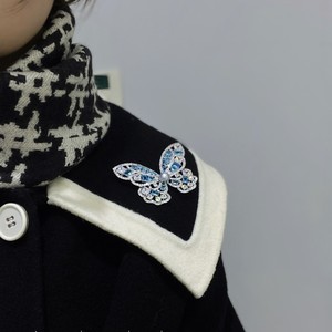 Broche de Flores de Hiedra Blanco de Moda Invernal, Nuevo Diseño de Mariposa Azul de Hao Shi, Muchas Agujas de Cáñamo para el Cuello - Product Image 4