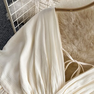 Novo Vestido Maxi Feminino 2026 de Verão Atacado com Decote V, Amarração Frontal, Manga com Babado e Camadas, Cintura Alta, Estilo Boho Praia, Elegante para Férias, Cor Creme - Product Image 2