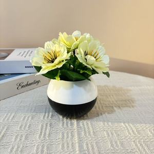 Pot de fleurs artificielles Paulon avec fleurs en soie marguerite et palmier pour la décoration de bureau et de la maison, 16 cm de haut, vase noir et blanc - Product Image 3