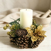 Support de couronne de Noël pour bougie pilier, centre de table avec pommes de pin, baies et verdure artificielle, décoration de table pour les fêtes