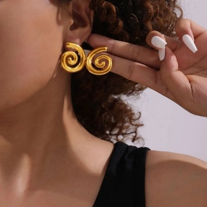 ต่างหูห่วงสแตนเลสชุบทอง PVD แบบหนา ดีไซน์เกลียว สำหรับผู้หญิง ราคาโรงงาน - Product Image 3