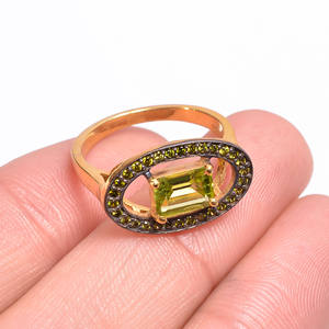 แหวนเงินแท้ชุบทองประดับพลอยเพอริดอท |   การตัดแบบสี่เหลี่ยมผืนผ้าพร้อมการตกแต่งแบบเพฟ |   แหวนหินสีเขียวหรูหราทำมือสำหรับงานแต่งงาน - Product Image 3