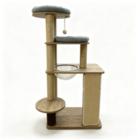 Arbre à chat multi-niveaux moderne et luxueux en bois, avec griffoir vertical en sisal, bol en acrylique transparent et coussin.
