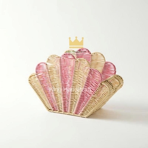 Panier de rangement pour enfant en rotin naturel fait main, coquille festonnée rose adorable, pour ranger les jouets et décorer la chambre d'enfant. - Product Image 1