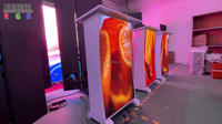 Écran de podium LED incurvé mobile personnalisé en usine P2 7680Hz, écran numérique vertical pour publicité, idéal pour les églises et les conférences