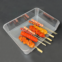 Plateau de service rectangulaire en PET transparent pour aliments, idéal pour les plats chauds, les brochettes de barbecue et la présentation en restauration.
