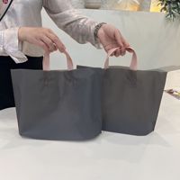 Matglanzende, semi-transparante, bedrukte shoppertasjes met uitgesneden handvat voor boetieks, kledingwinkels en cadeauverpakkingen.