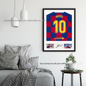 เสื้อเจอร์ซีย์ฟุตบอล<span class=keywords><strong>บา</strong></span><span class=keywords><strong>ส</strong></span>เก็ตบอลแบบมีกรอบ พร้อมลายเซ็นเม<span class=keywords><strong>ส</strong></span>ซี่ โลโก้ยูนิเซฟ ตกแต่งด้วยไม้สีดำสำหรับห้องนั่งเล่น - Product Image 2