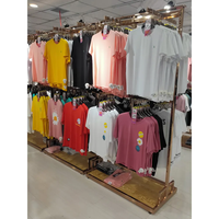Rak Pakaian Logam Modern dengan Alas Kayu, Rak Pakaian Butik PVD untuk Toko Ritel Pakaian Pria