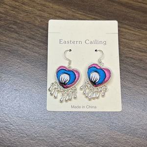 Pendientes Artesanales Étnicos con Bordado de Corazón y Borlas, Coloridos, Estilo Boho, de Tela, Colgantes, Joyería - Product Image 4