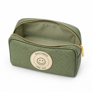 Bolsa de Maquillaje de Cuero con Cierre, Color Verde Salvia, 14x6x8cm, Textura Granulada, Tirador Dorado, Bolsa de Cosméticos Compacta y Portátil para Viaje y Uso Diario, Personalizable - Product Image 4